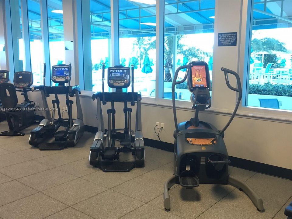 For Rent: $2,950 (1 beds, 1 baths, 835 Square Feet)