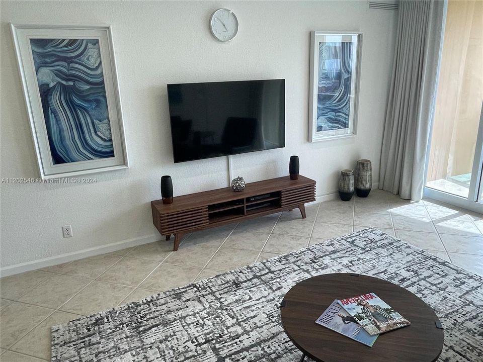 For Rent: $2,950 (1 beds, 1 baths, 835 Square Feet)