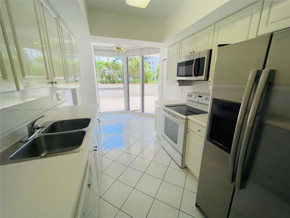 Recently Sold: $410,000 (2 beds, 1 baths, 990 Square Feet)