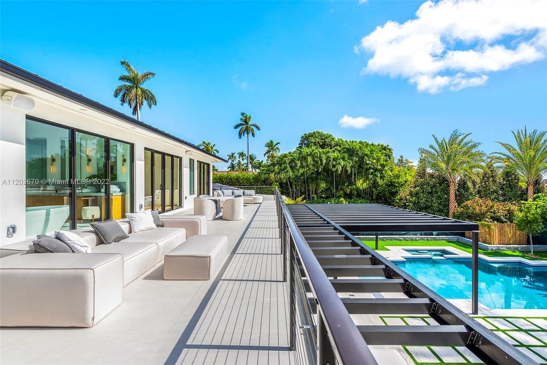Recently Sold: $8,950,000 (5 beds, 6 baths, 5642 Square Feet)
