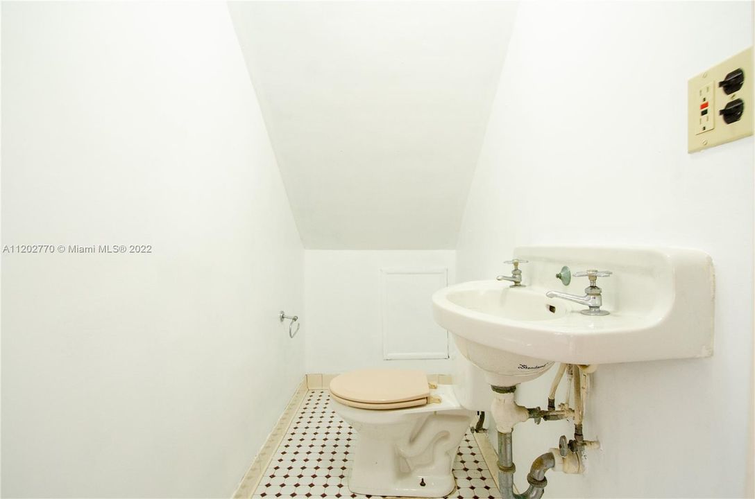 最近售出: $2,100,000 (5 贝兹, 3 浴室, 1738 平方英尺)