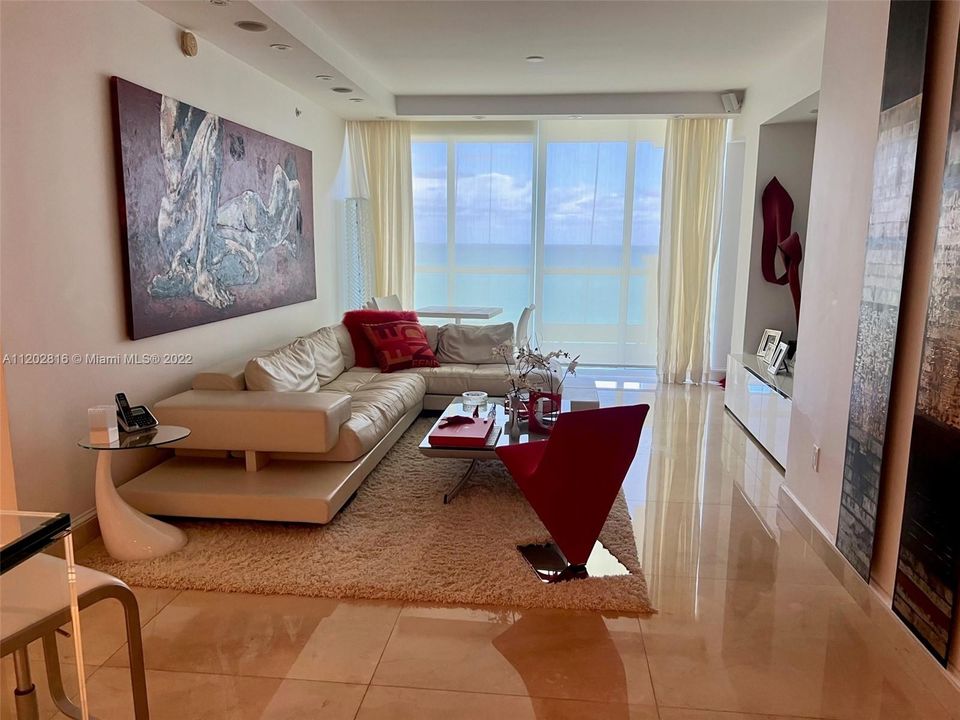 Recently Sold: $2,700,000 (3 beds, 3 baths, 2214 Square Feet)
