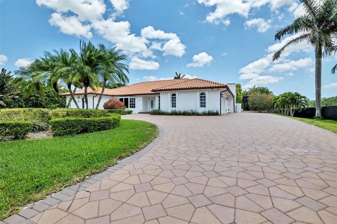 Recently Sold: $1,570,000 (4 beds, 3 baths, 2876 Square Feet)