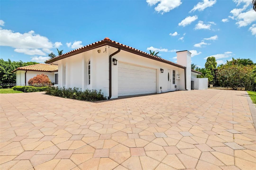 Recently Sold: $1,570,000 (4 beds, 3 baths, 2876 Square Feet)