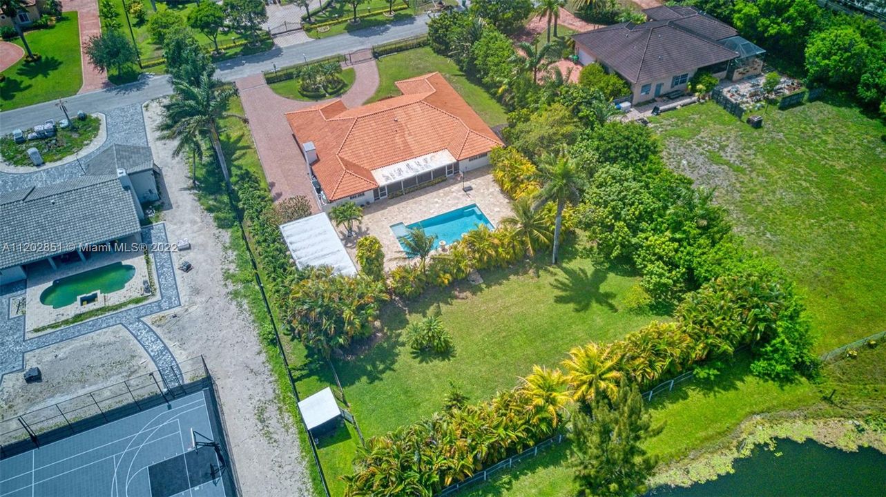 Vendido Recientemente: $1,570,000 (4 camas, 3 baños, 2876 Pies cuadrados)