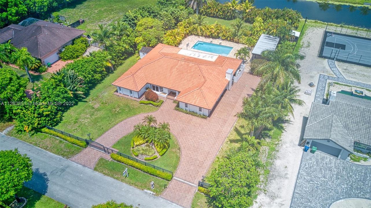 Recently Sold: $1,570,000 (4 beds, 3 baths, 2876 Square Feet)