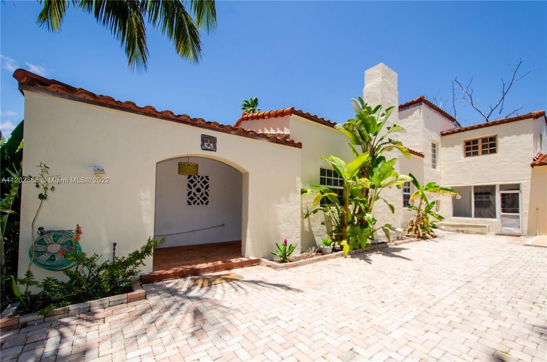 Recently Sold: $3,100,000 (7 beds, 4 baths, 4114 Square Feet)