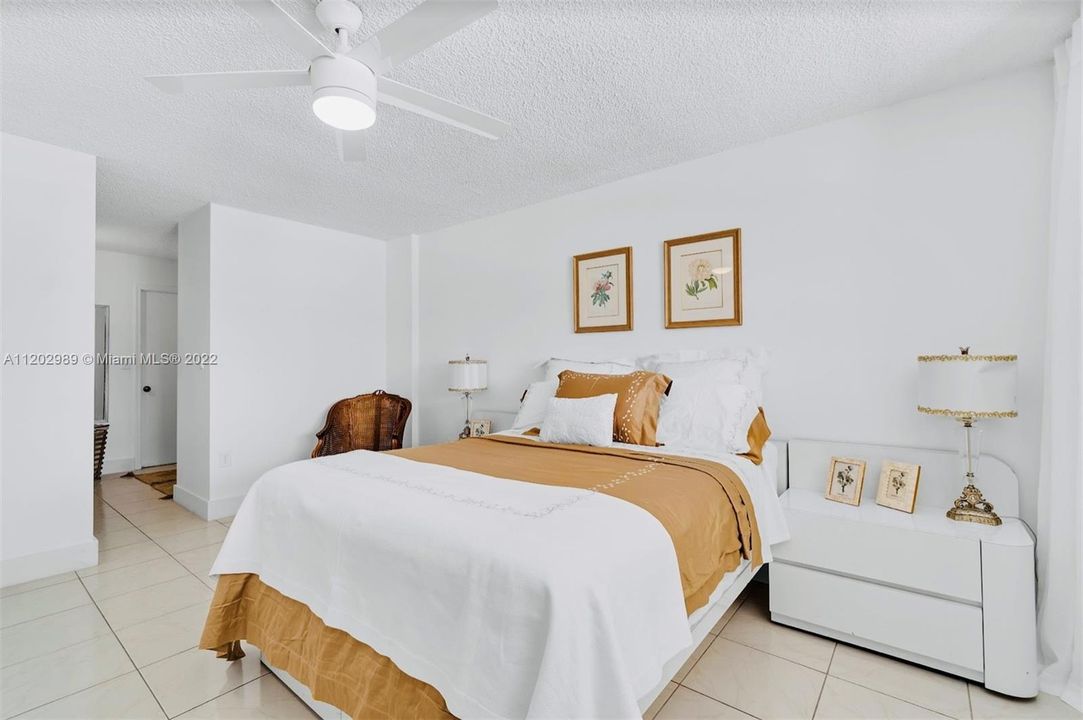 Recently Sold: $229,000 (1 beds, 1 baths, 812 Square Feet)
