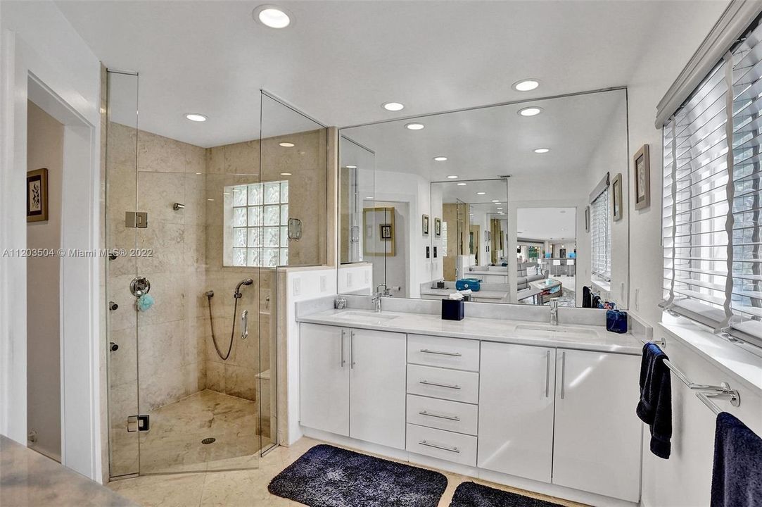 Recently Rented: $12,500 (4 beds, 3 baths, 2319 Square Feet)