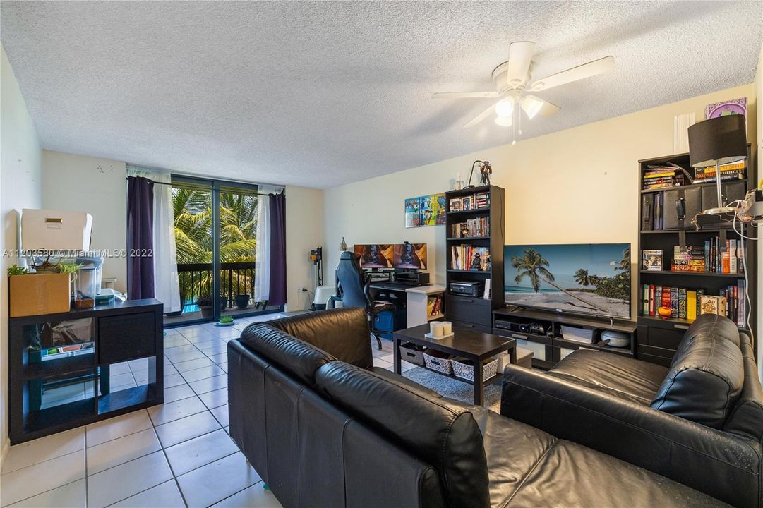 Recently Sold: $180,000 (1 beds, 1 baths, 703 Square Feet)