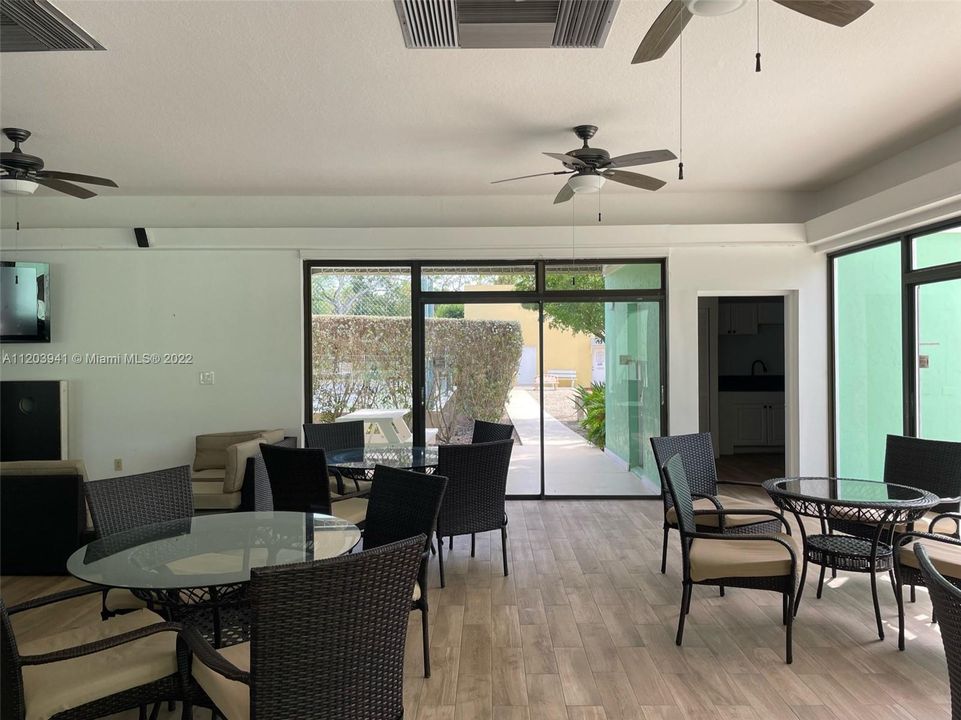 Recently Sold: $899,000 (2 beds, 2 baths, 1179 Square Feet)