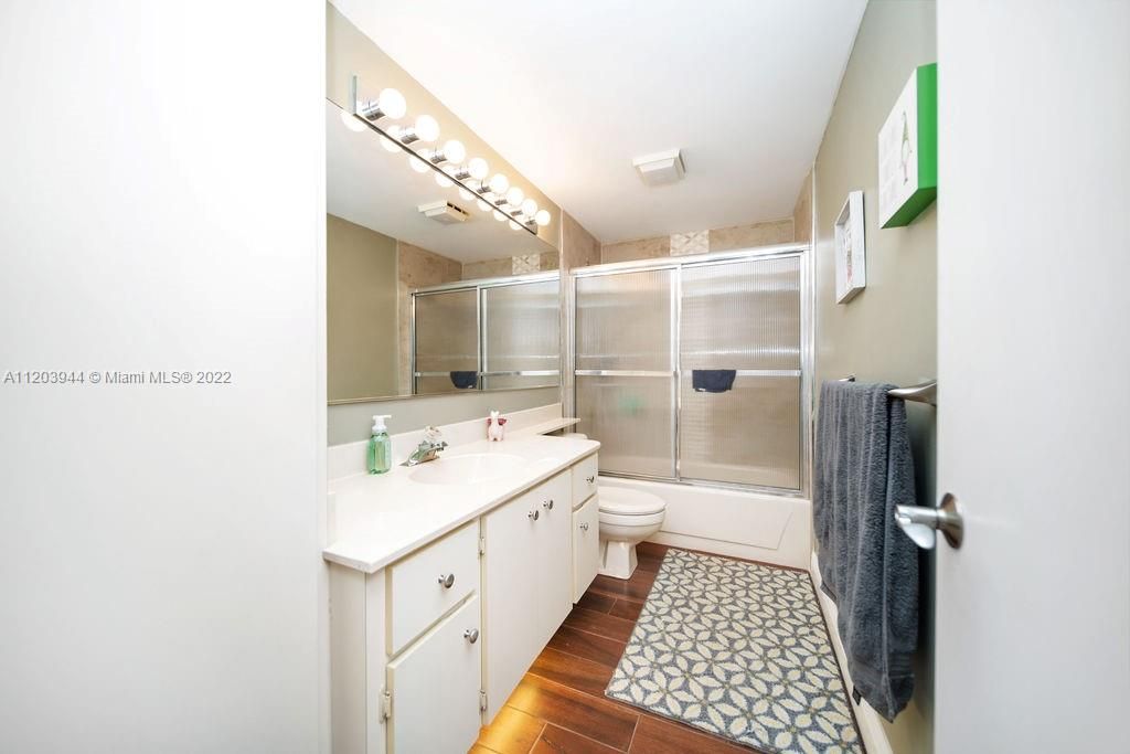 Recently Sold: $335,000 (2 beds, 2 baths, 1264 Square Feet)