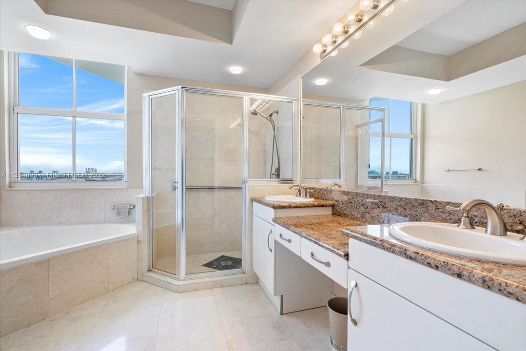 Recently Sold: $1,399,999 (3 beds, 2 baths, 1833 Square Feet)