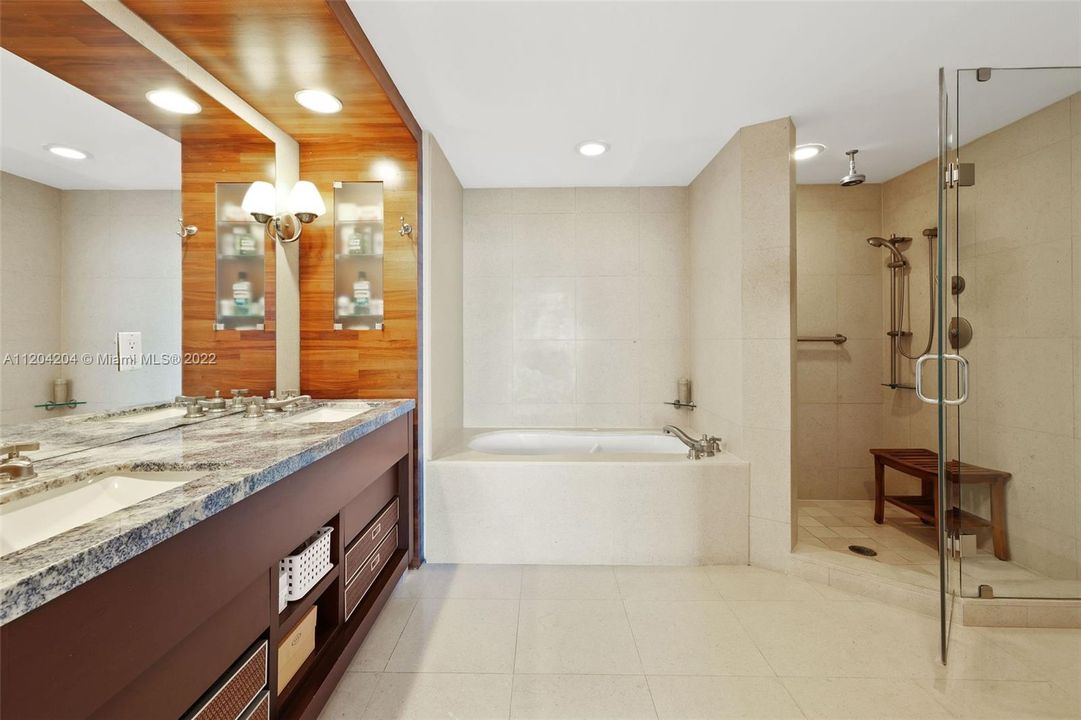 最近售出: $925,000 (2 贝兹, 2 浴室, 1093 平方英尺)
