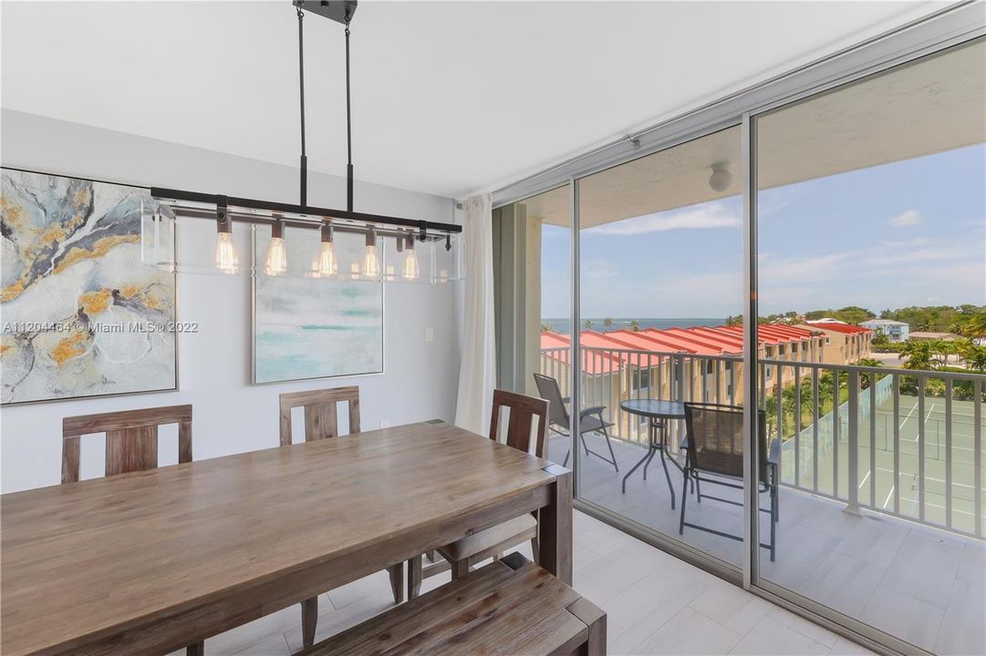 Recently Sold: $985,000 (3 beds, 2 baths, 1271 Square Feet)