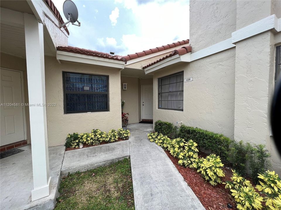 Recently Sold: $310,000 (2 beds, 2 baths, 991 Square Feet)