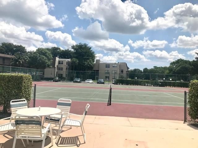 another ivew tennis and sitting area