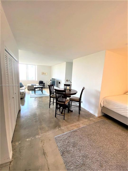 Recently Rented: $2,250 (0 beds, 1 baths, 781 Square Feet)