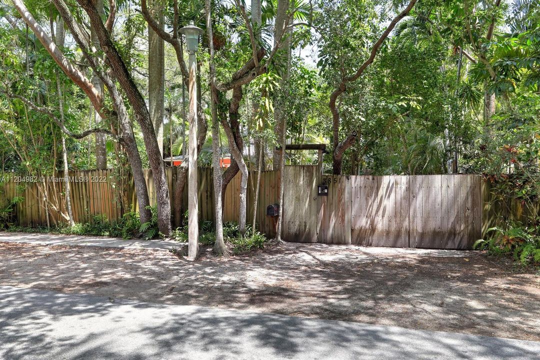 Recently Sold: $1,750,000 (2 beds, 1 baths, 1315 Square Feet)