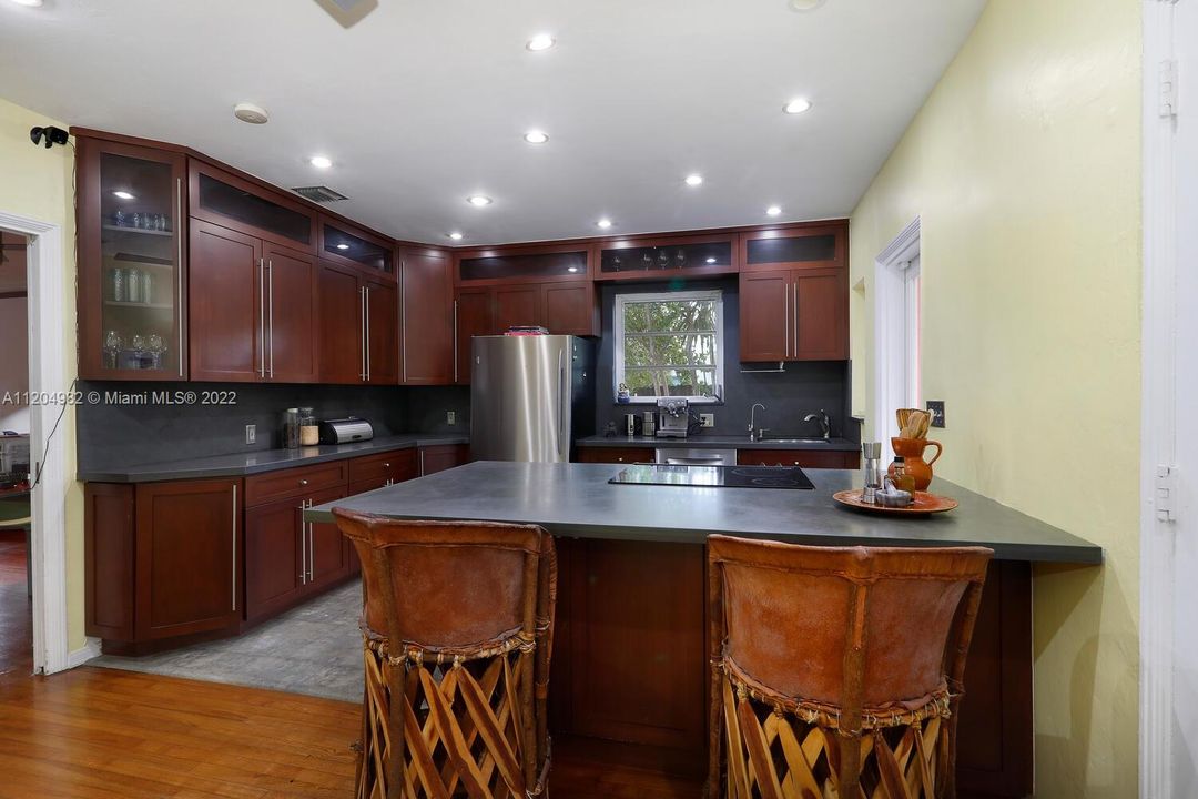 Recently Sold: $1,750,000 (2 beds, 1 baths, 1315 Square Feet)