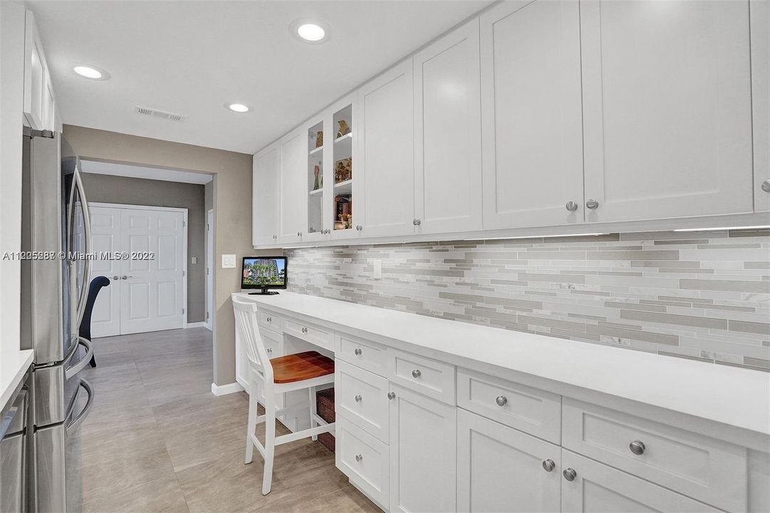 Kitchen bar area to eat or work