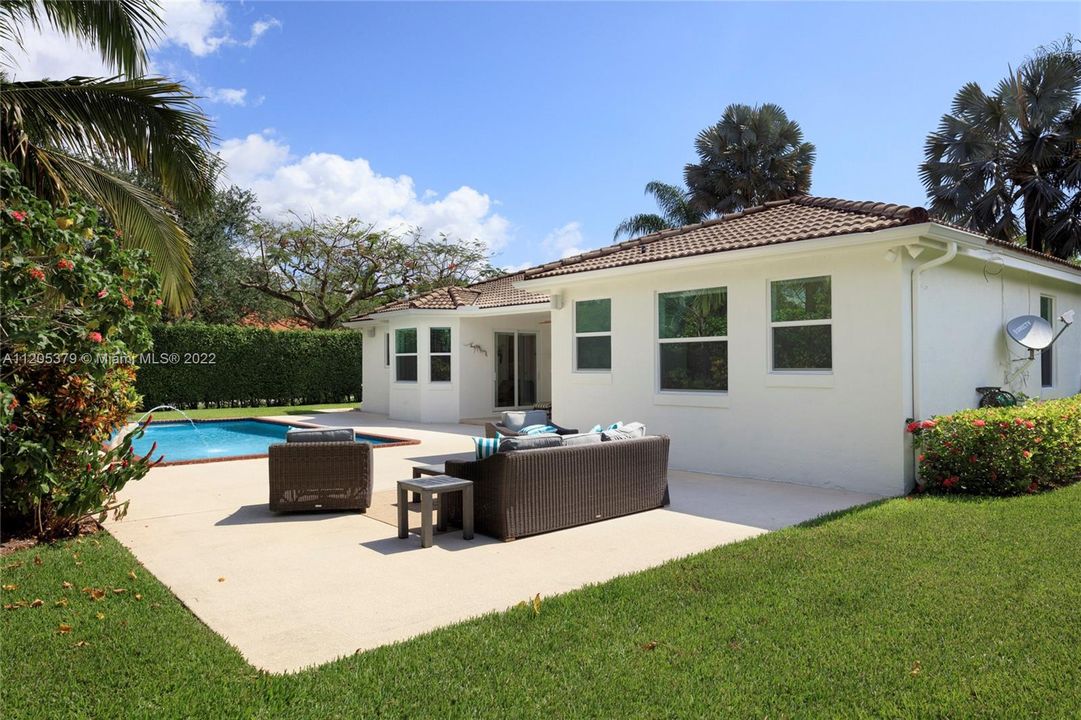 Recently Sold: $2,100,000 (4 beds, 3 baths, 2721 Square Feet)