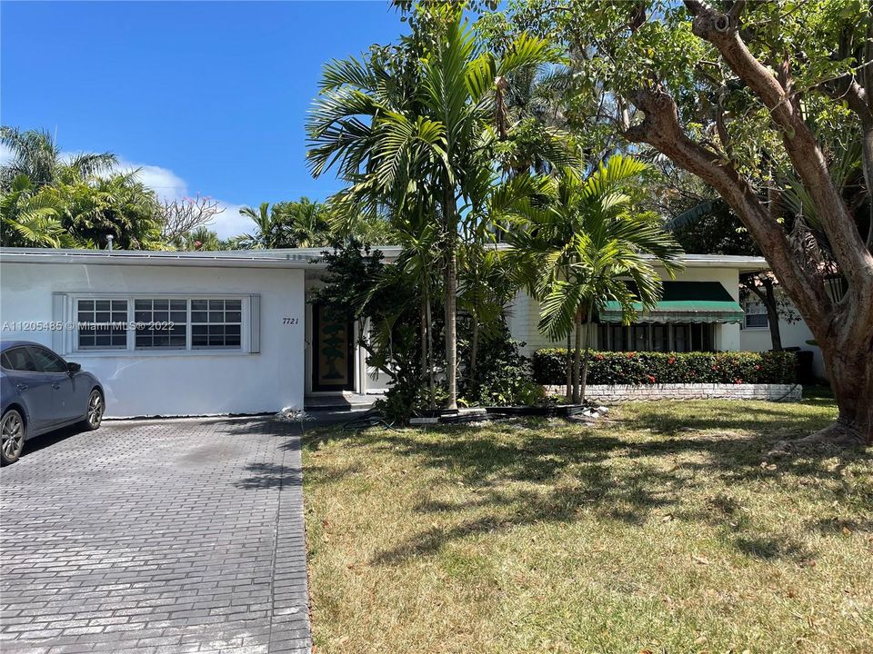 Recently Sold: $1,050,000 (2 beds, 1 baths, 1263 Square Feet)