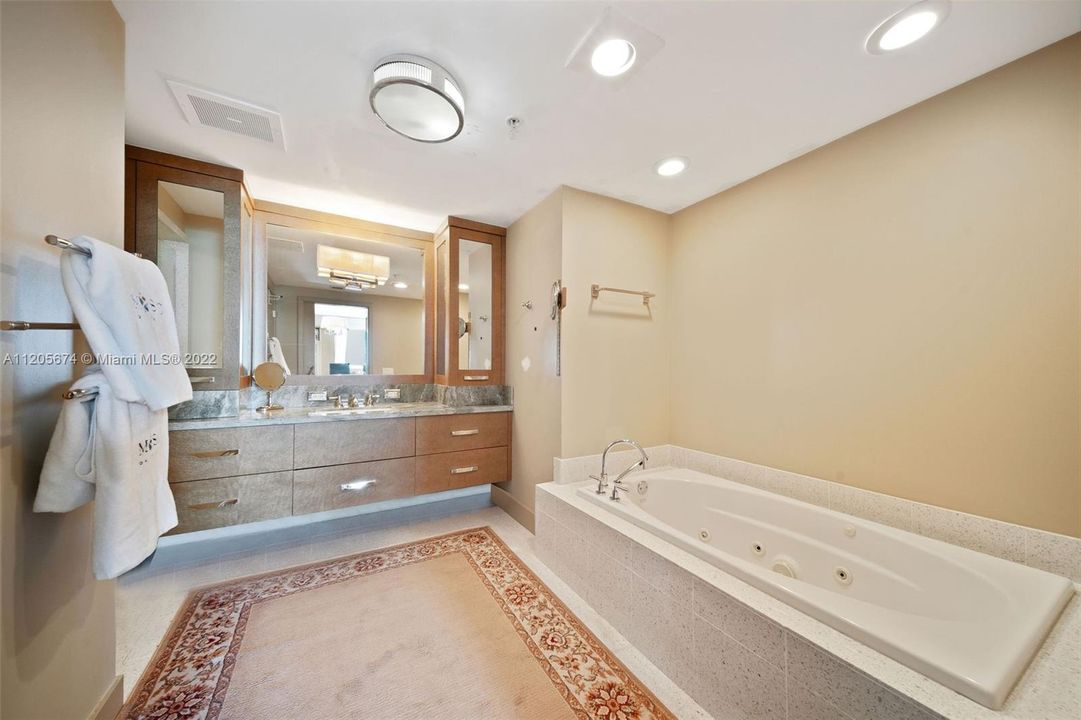 最近售出: $1,850,000 (3 贝兹, 3 浴室, 1824 平方英尺)