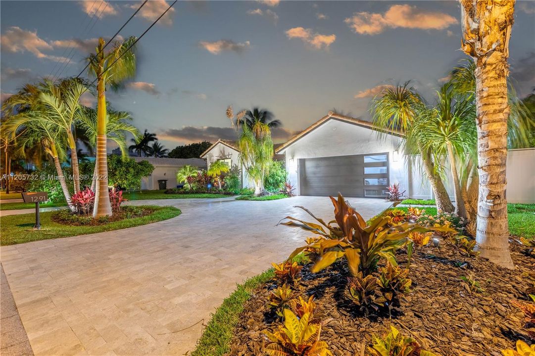 Recently Sold: $1,500,000 (3 beds, 2 baths, 1557 Square Feet)