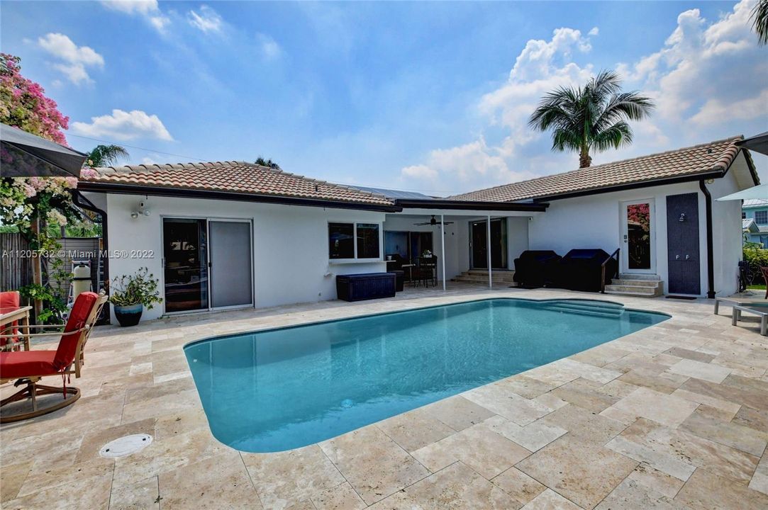 Recently Sold: $1,500,000 (3 beds, 2 baths, 1557 Square Feet)