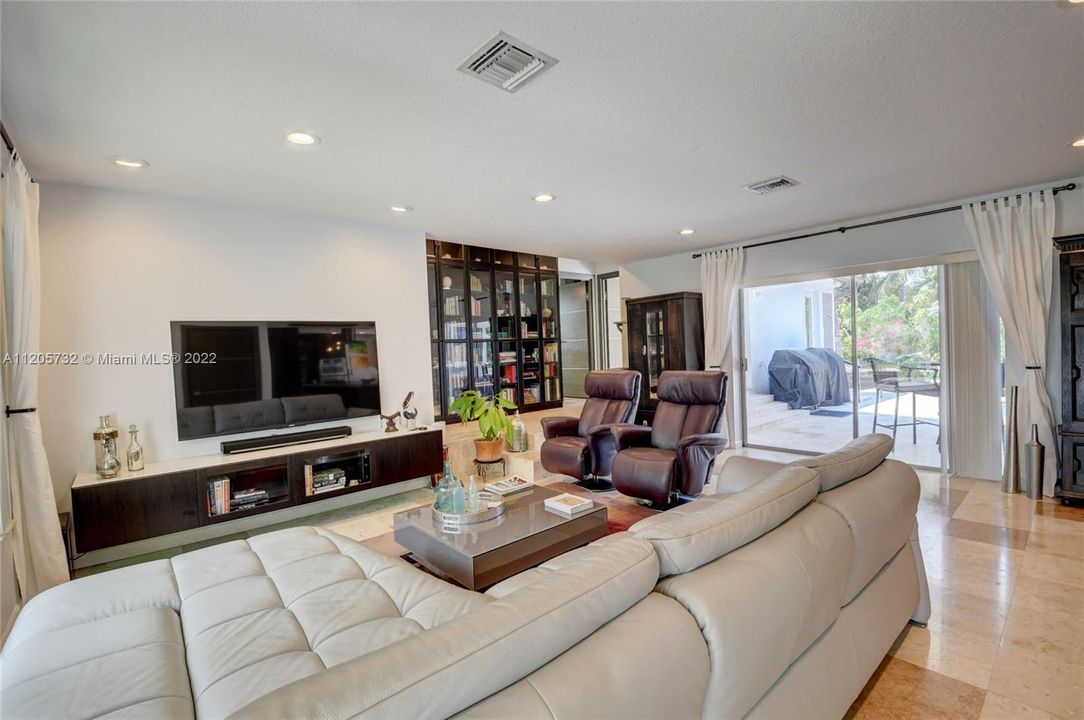 Recently Sold: $1,500,000 (3 beds, 2 baths, 1557 Square Feet)