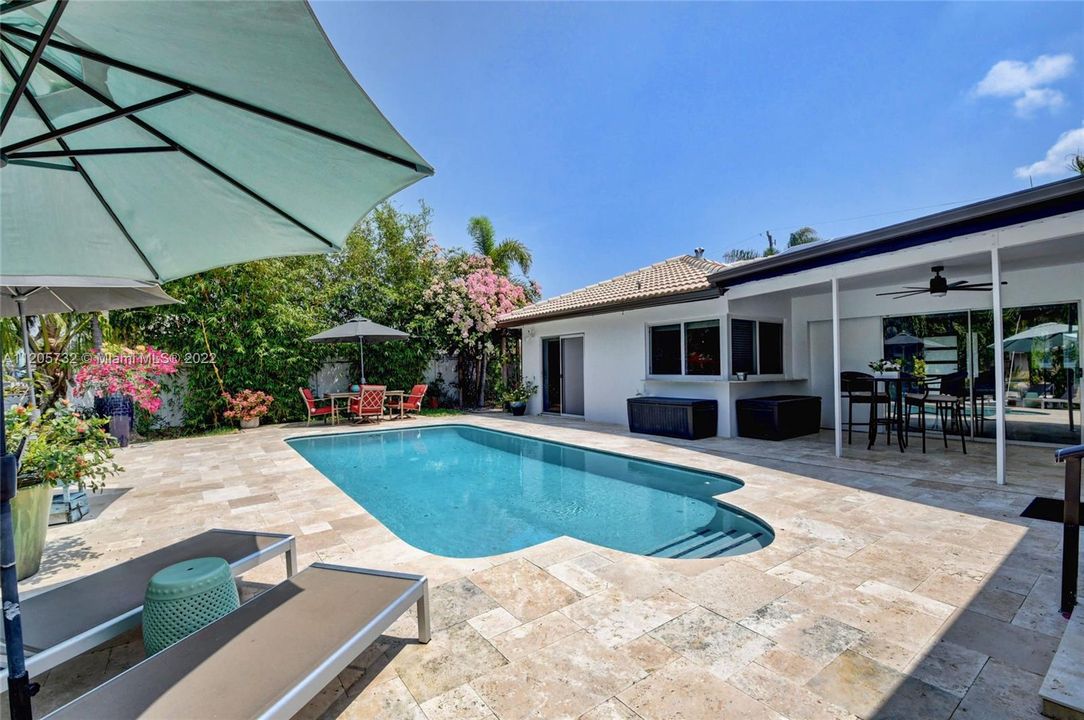 Recently Sold: $1,500,000 (3 beds, 2 baths, 1557 Square Feet)