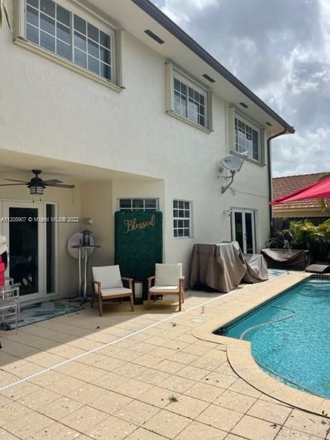 Recently Sold: $715,000 (4 beds, 3 baths, 2215 Square Feet)
