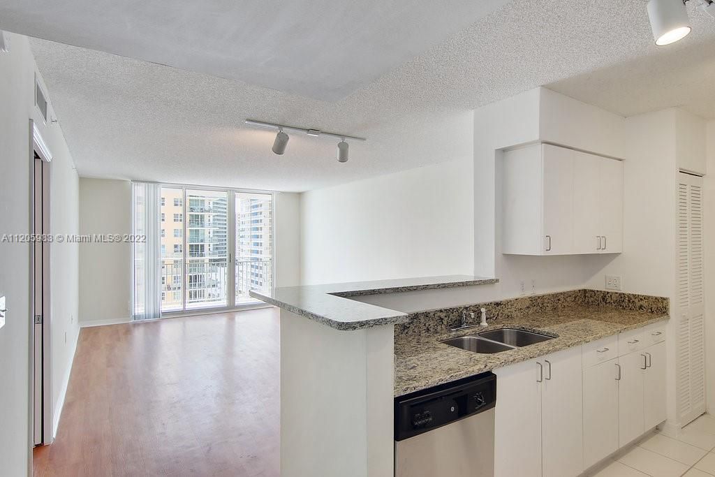 Recently Rented: $3,269 (1 beds, 1 baths, 928 Square Feet)