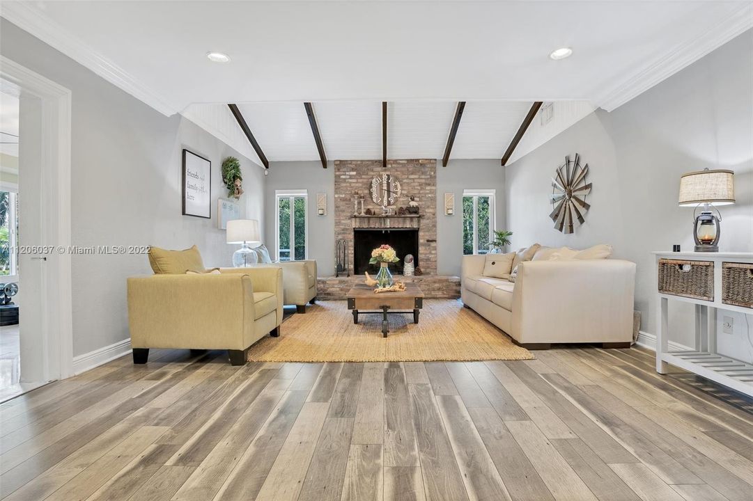 最近售出: $1,695,000 (5 贝兹, 4 浴室, 0 平方英尺)