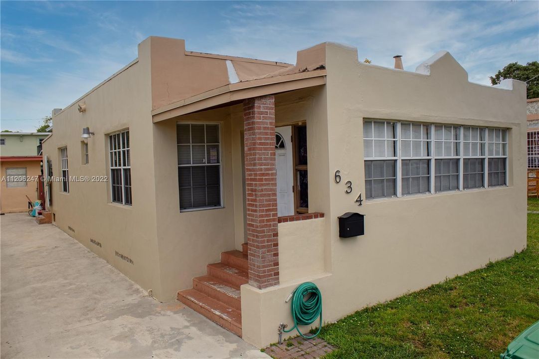 Recently Sold: $600,000 (3 beds, 2 baths, 1540 Square Feet)
