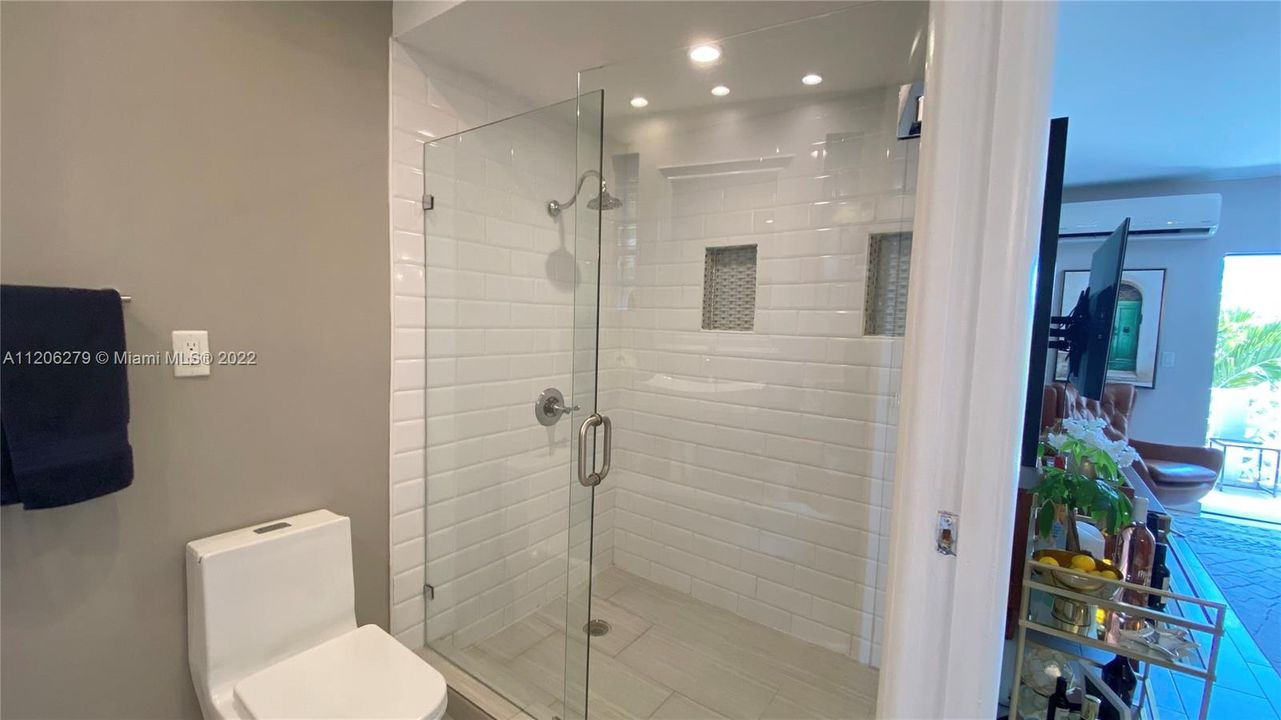 Recently Sold: $225,000 (1 beds, 1 baths, 697 Square Feet)