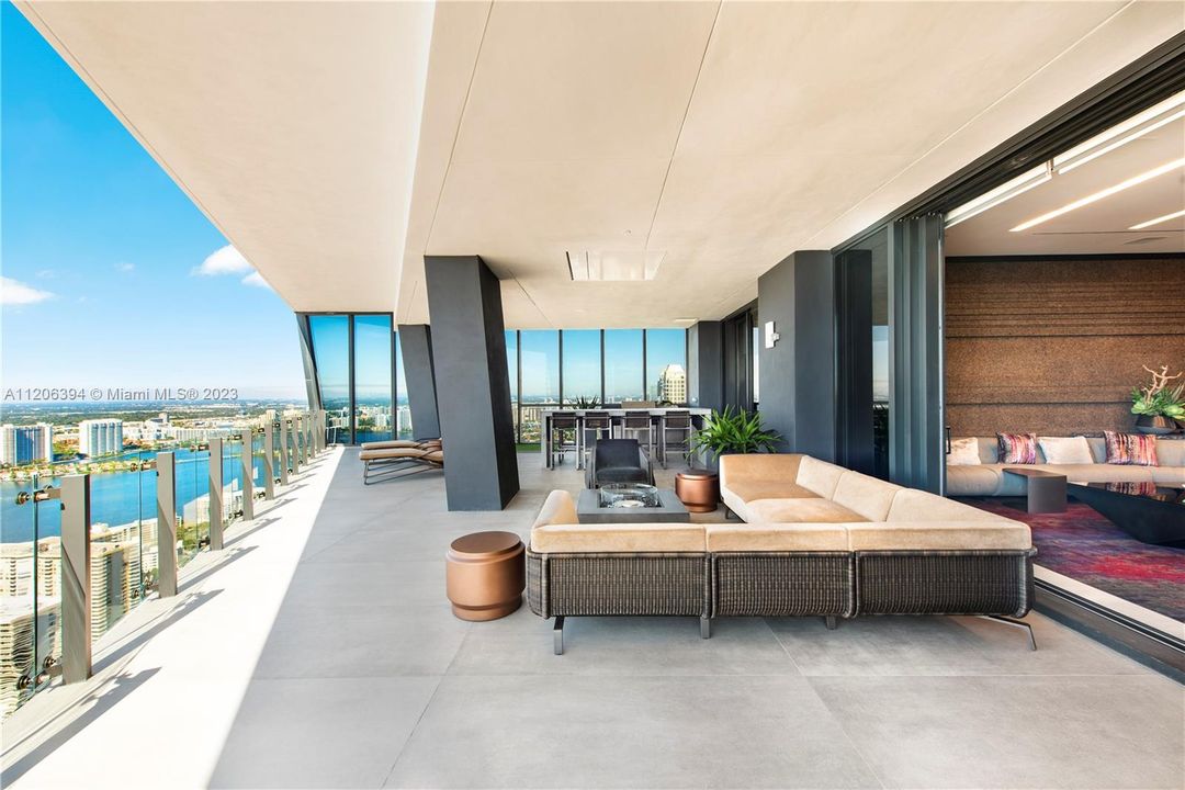 Recently Sold: $13,900,000 (5 beds, 5 baths, 5431 Square Feet)