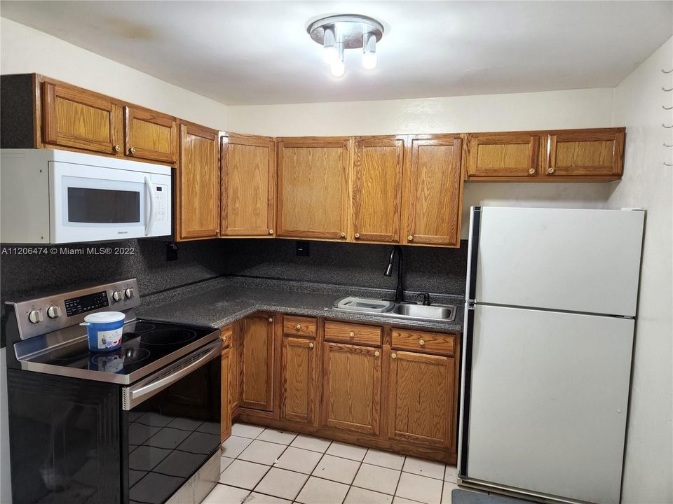 Recently Sold: $330,000 (3 beds, 2 baths, 906 Square Feet)