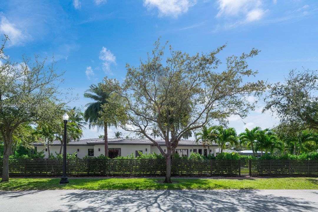 Recently Sold: $4,095,000 (3 beds, 3 baths, 2884 Square Feet)