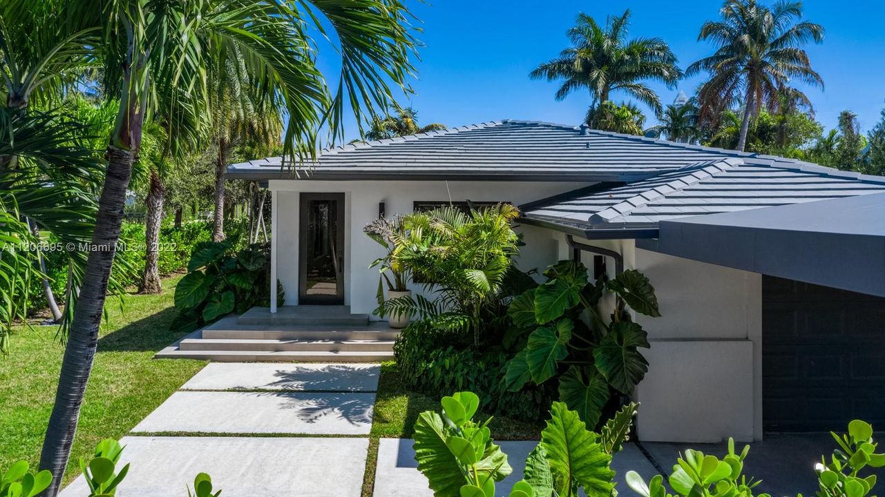 Recently Sold: $4,095,000 (3 beds, 3 baths, 2884 Square Feet)