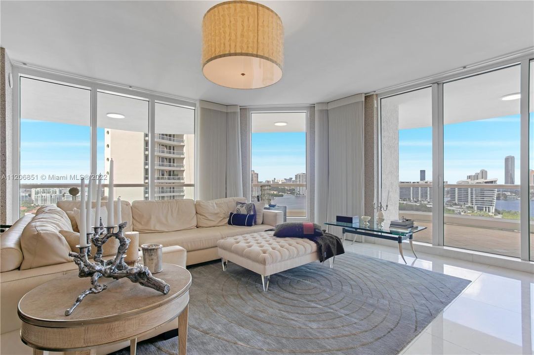 Recently Sold: $3,500,000 (4 beds, 5 baths, 4109 Square Feet)