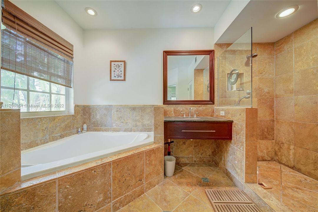 Недавно продано: $1,900,000 (5 спален, 3 ванн, 3534 Квадратных фут)