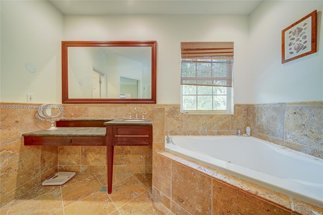 最近售出: $1,900,000 (5 贝兹, 3 浴室, 3534 平方英尺)