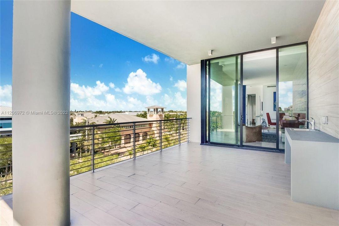 Recently Sold: $2,499,000 (3 beds, 3 baths, 2225 Square Feet)