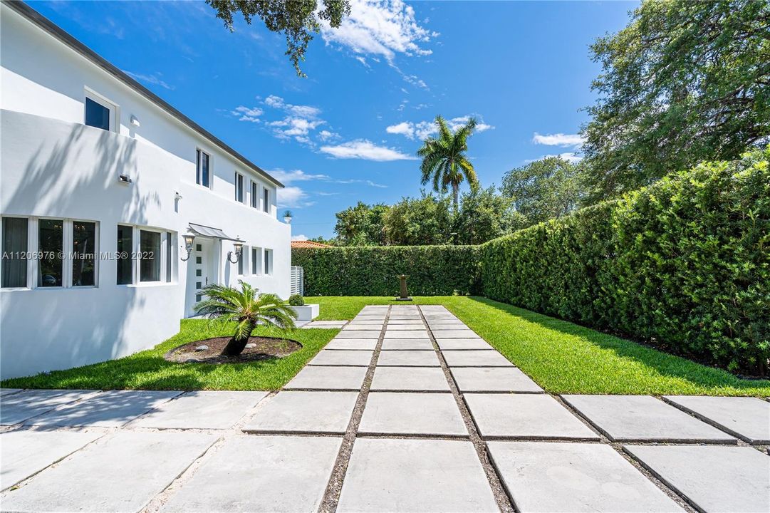 Recently Sold: $2,100,000 (4 beds, 3 baths, 2968 Square Feet)