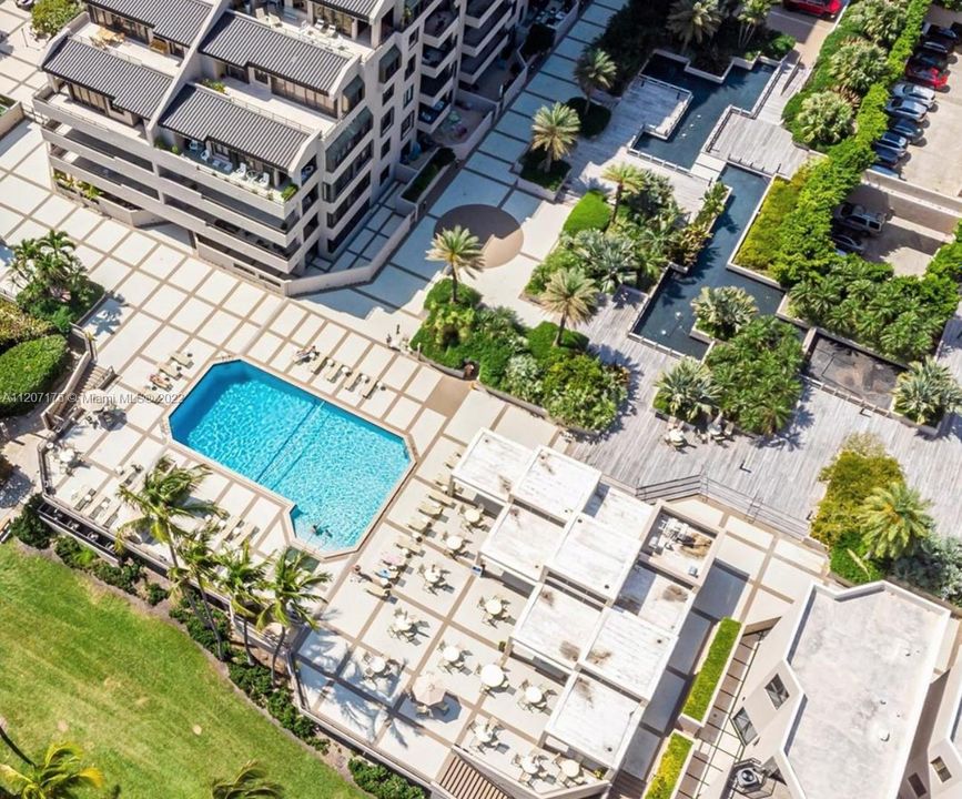 Recently Sold: $1,600,000 (2 beds, 2 baths, 1546 Square Feet)