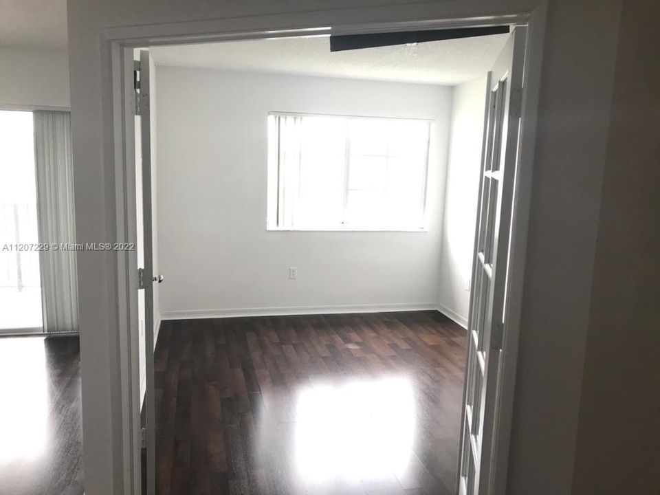 Recently Sold: $330,000 (2 beds, 1 baths, 818 Square Feet)