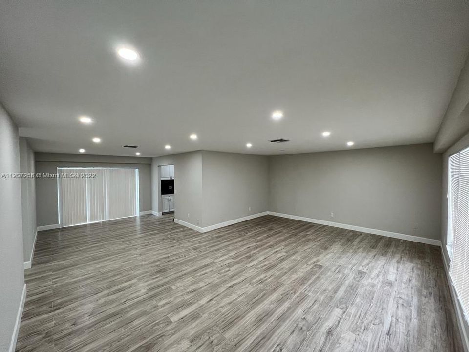 Recently Sold: $449,000 (3 beds, 3 baths, 1730 Square Feet)