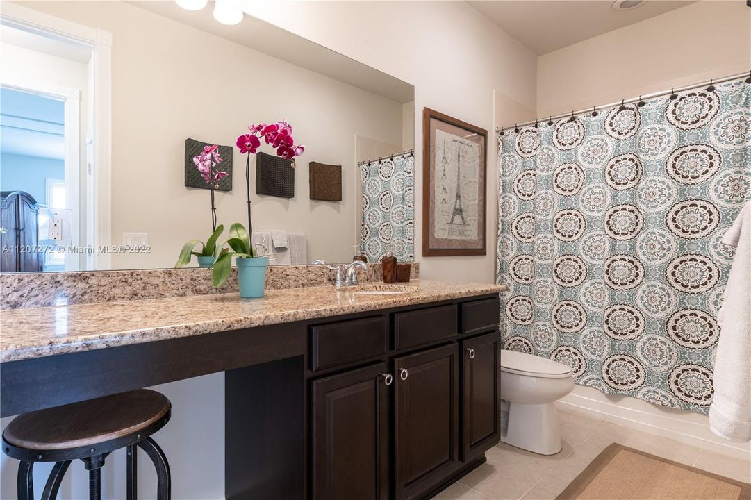 Guest's Retreat's Full Bathroom